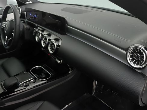 Used 2023 Mercedes-Benz CLA 250 image 22