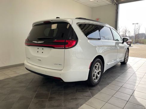 Used 2023 Chrysler Pacifica Limited image 5