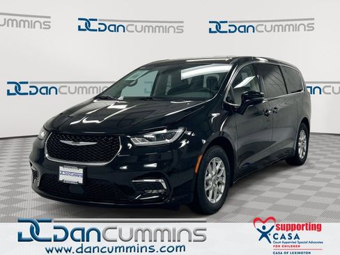 Used 2024 Chrysler Pacifica Touring-L image 1