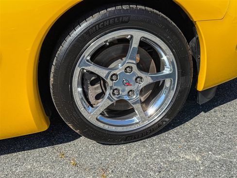 Used 2004 Chevrolet Corvette Convertible w/ Preferred Equipment Group RWD image 36