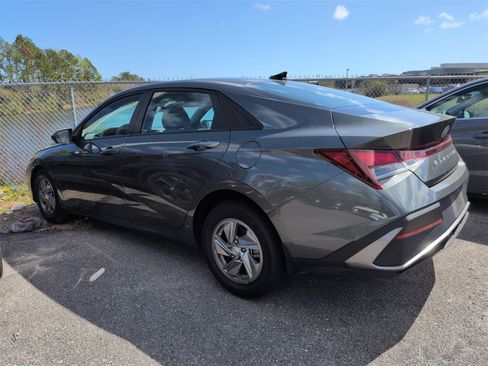 Used 2025 Hyundai Elantra SE image 2