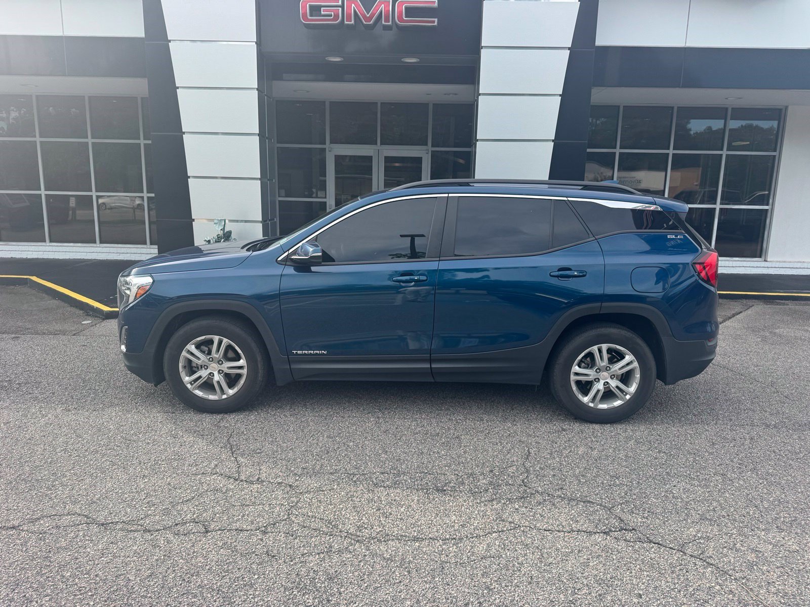 Used 2021 GMC Terrain SLE w/ Driver Convenience Package FWD image 4