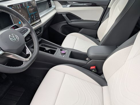 New 2026 Volkswagen Tiguan SE image 7