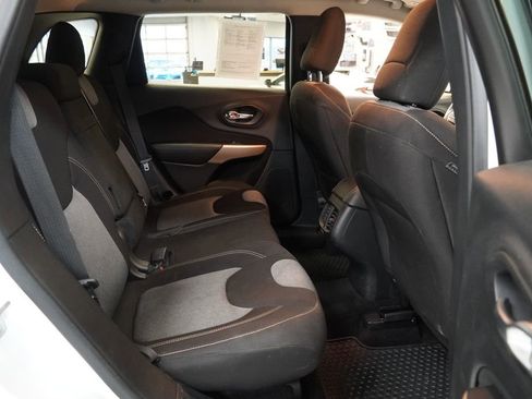 Used 2018 Jeep Cherokee Latitude w/ Altitude Package image 28