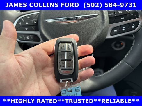 Used 2025 Chrysler Pacifica Select FWD image 36