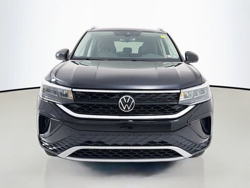 Used 2023 Volkswagen Taos SE w/ Panoramic Sunroof Package AWD/4WD image 2