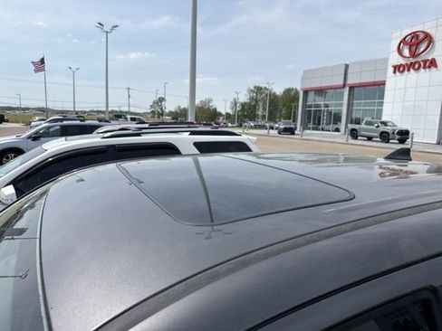 Used 2016 Toyota Tacoma TRD Sport image 3