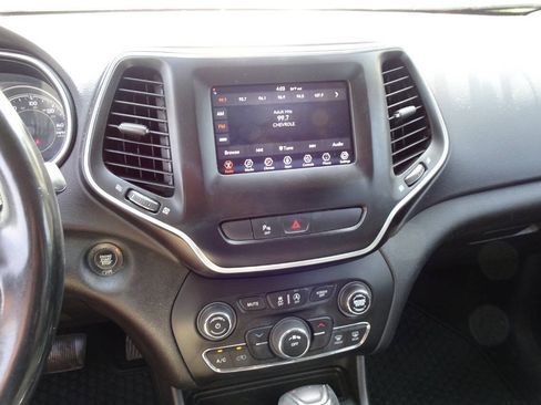 Used 2020 Jeep Cherokee Latitude Plus w/ Cold Weather Group AWD/4WD image 18