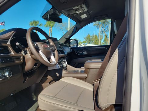 Used 2023 GMC Yukon SLT image 11