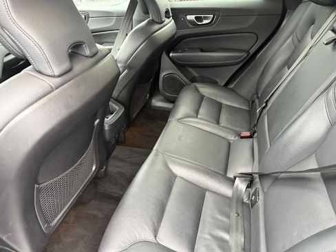 Used 2023 Volvo XC60 B5 Plus image 13