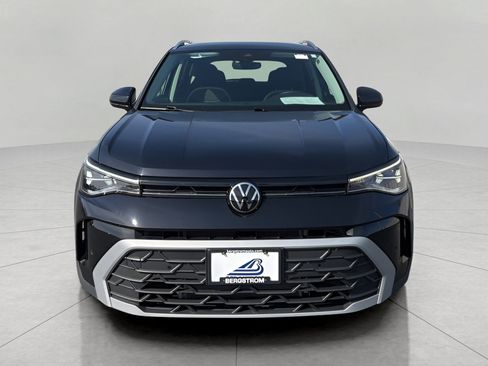Used 2025 Volkswagen Taos SE AWD/4WD image 2