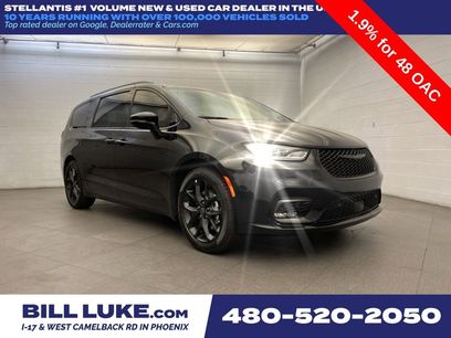 New 2026 Chrysler Pacifica Limited w/ Uconnect Theater Family Group