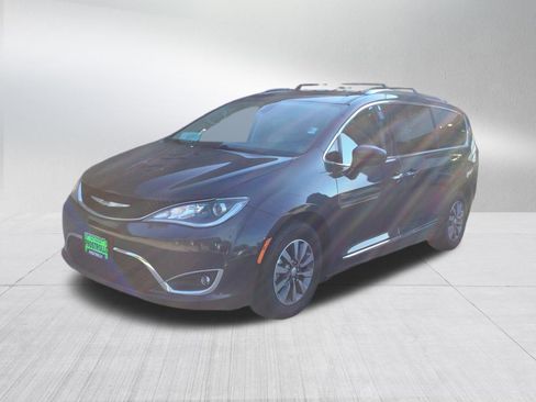 Used 2020 Chrysler Pacifica Touring-L Plus FWD image 2
