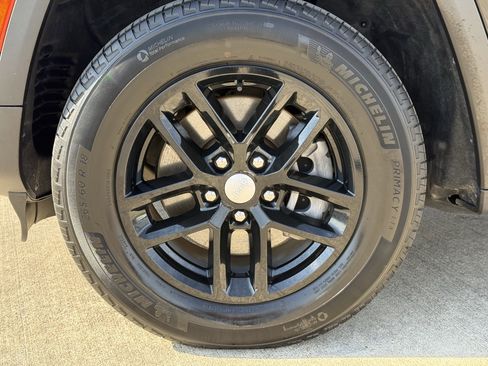 Used 2023 Jeep Grand Cherokee L Laredo image 12