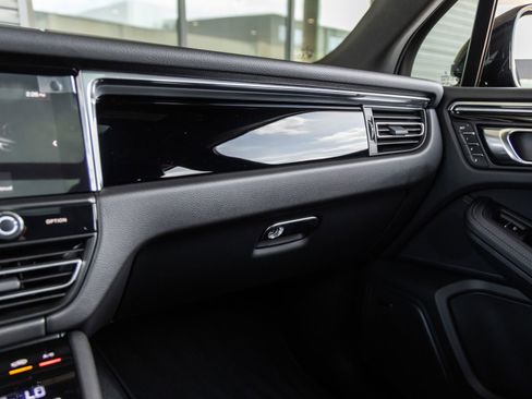 Certified 2026 Porsche Macan AWD/4WD image 32