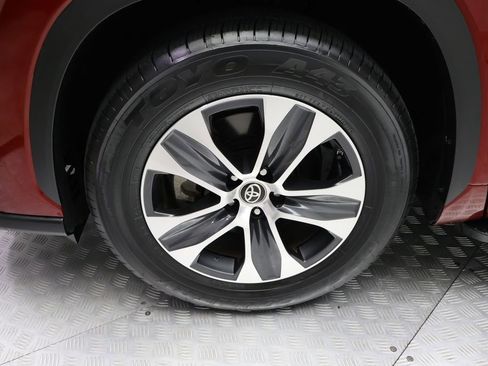 Certified 2023 Toyota Highlander XLE image 4