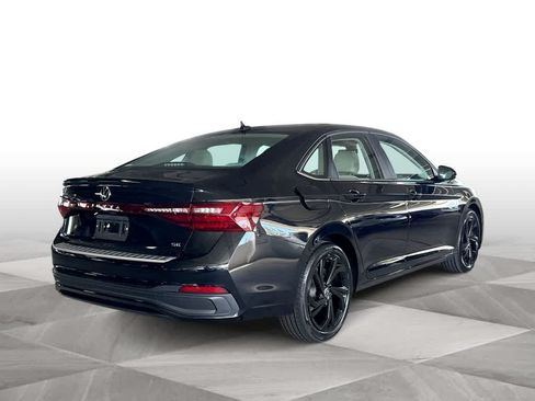 Used 2025 Volkswagen Jetta SE FWD image 8