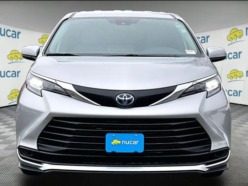 Used 2025 Toyota Sienna LE image 2