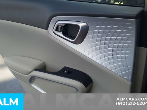 Used 2025 Kia Soul LX w/ LX Technology Package FWD image 21