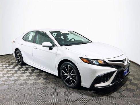 Certified 2022 Toyota Camry SE image 1