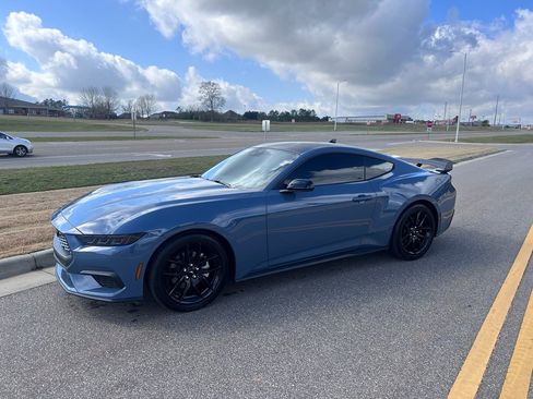 Used 2025 Ford Mustang Coupe image 6