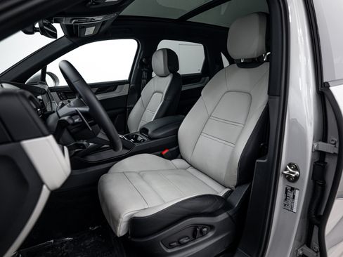 Certified 2025 Porsche Cayenne S AWD/4WD image 5