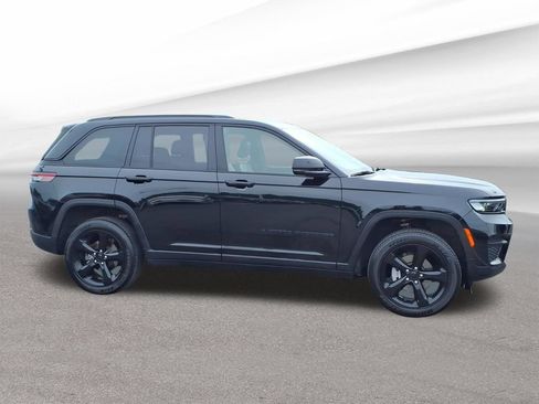 Used 2024 Jeep Grand Cherokee Altitude AWD/4WD image 7