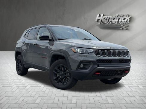 Used 2023 Jeep Compass Trailhawk AWD/4WD image 2