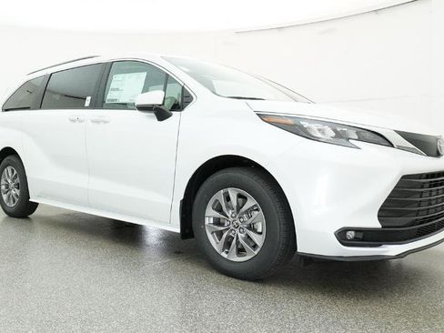 New 2026 Toyota Sienna XLE FWD image 2