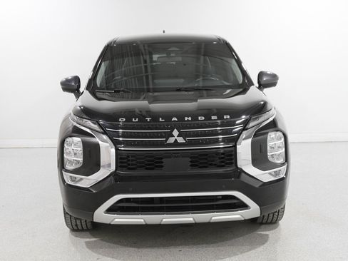 Used 2022 Mitsubishi Outlander SE image 2