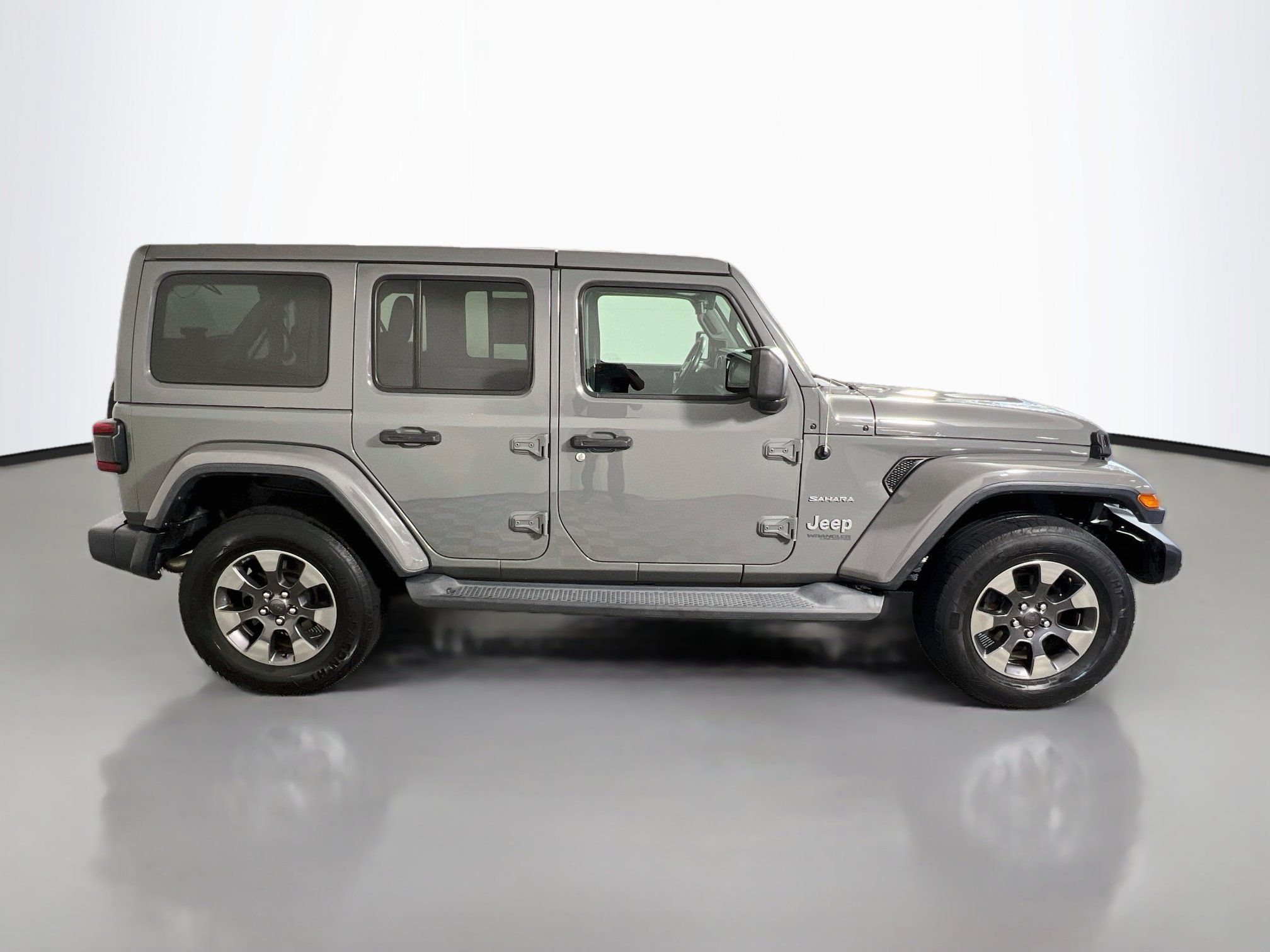 Used 2018 Jeep Wrangler Unlimited Sahara AWD/4WD image 3