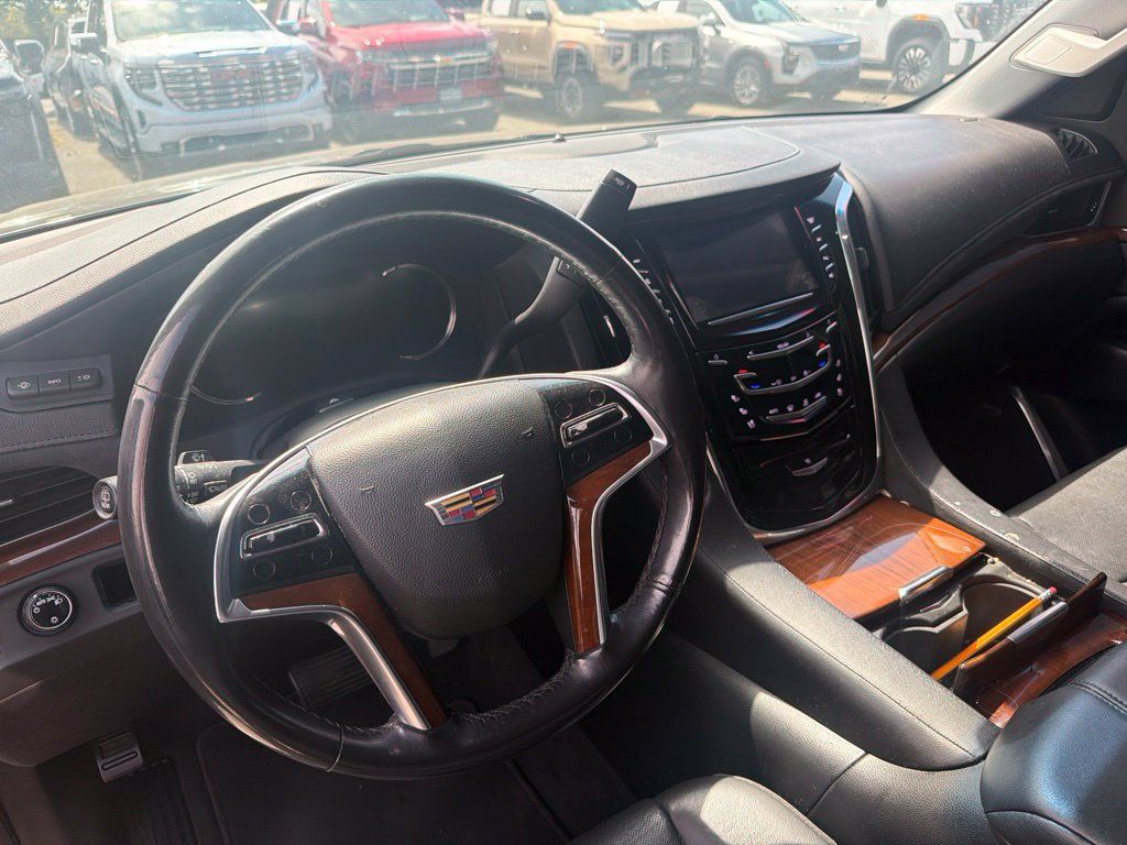 Used 2018 Cadillac Escalade Luxury RWD image 10