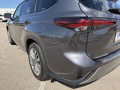 Used 2024 Toyota Highlander Platinum AWD/4WD image 11