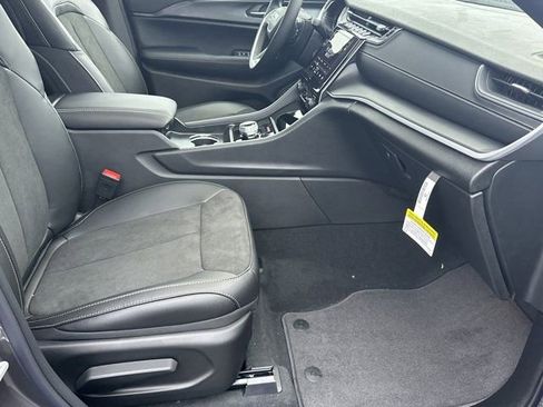 New 2025 Jeep Grand Cherokee Altitude image 15