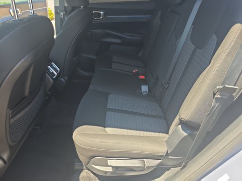Used 2023 Kia Sorento LX FWD image 17