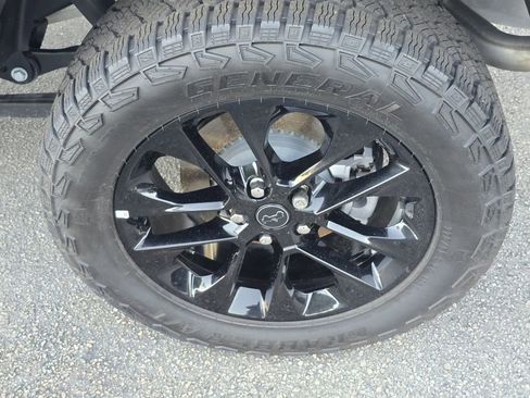 Used 2025 Jeep Gladiator Nighthawk image 5