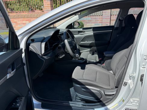 Used 2019 Hyundai Elantra SE w/ Cargo Package FWD image 6