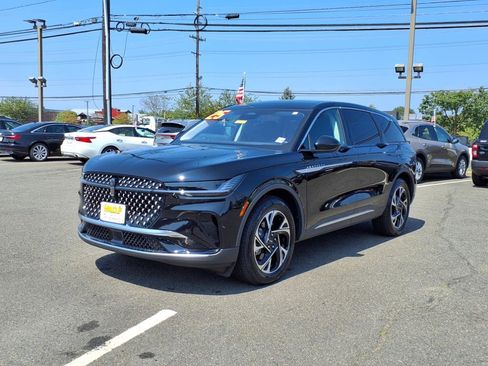 Used 2025 Lincoln Nautilus Premier image 3