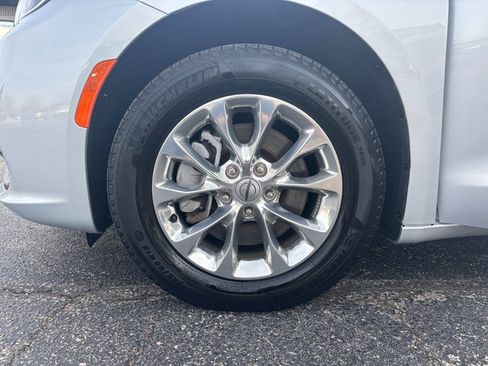 Used 2022 Chrysler Pacifica Touring-L AWD/4WD image 35
