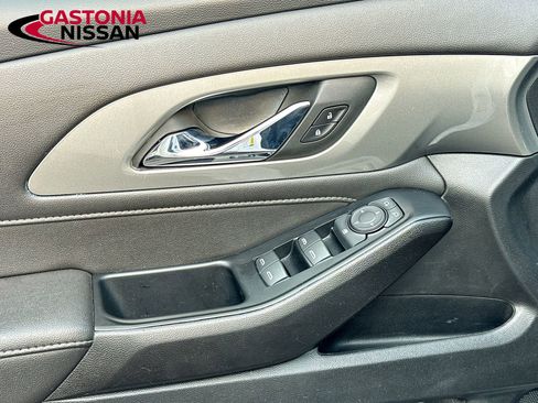 Used 2023 Chevrolet Traverse LT FWD image 23