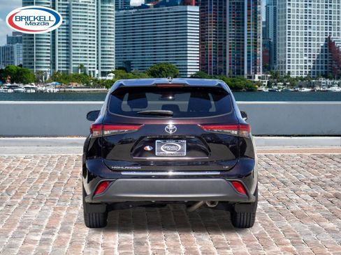 Used 2022 Toyota Highlander LE image 3