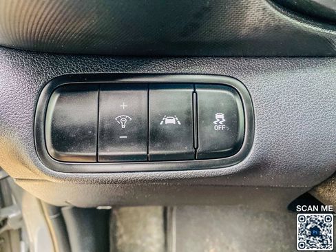 Used 2022 Hyundai Venue Limited w/ Cargo Package FWD image 18