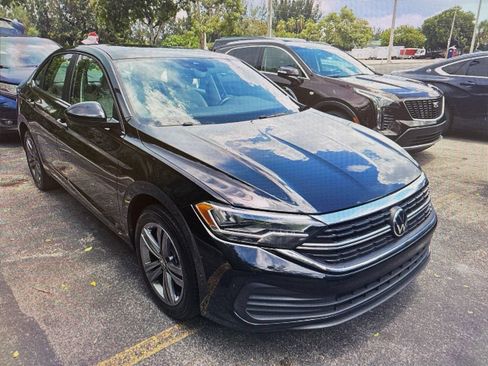 Used 2023 Volkswagen Jetta SE w/ Panoramic Sunroof Package FWD image 3