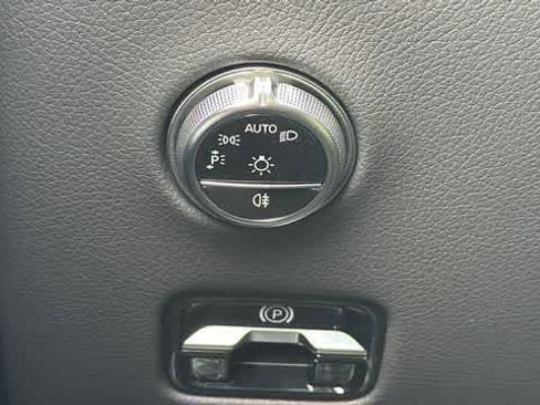 Used 2025 Mercedes-Benz GLC 350e 4MATIC image 16