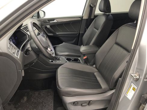 Used 2022 Volkswagen Tiguan SE w/ Panoramic Sunroof Package image 17