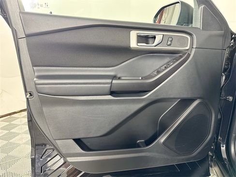Used 2020 Ford Explorer XLT w/ Comfort Package image 12
