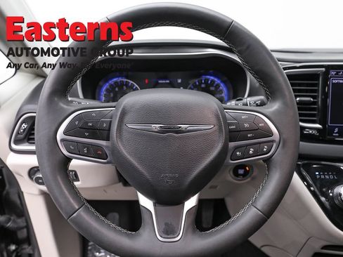 Used 2023 Chrysler Pacifica Touring-L image 10