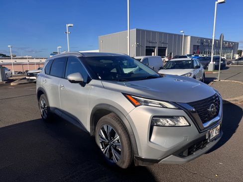 Used 2021 Nissan Rogue SV w/ Premium Package image 2