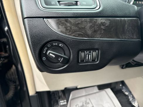 Used 2015 Chrysler Town & Country Touring image 22