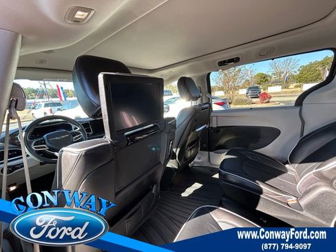 Used 2022 Chrysler Pacifica Limited w/ Uconnect Theater Family Group image 20